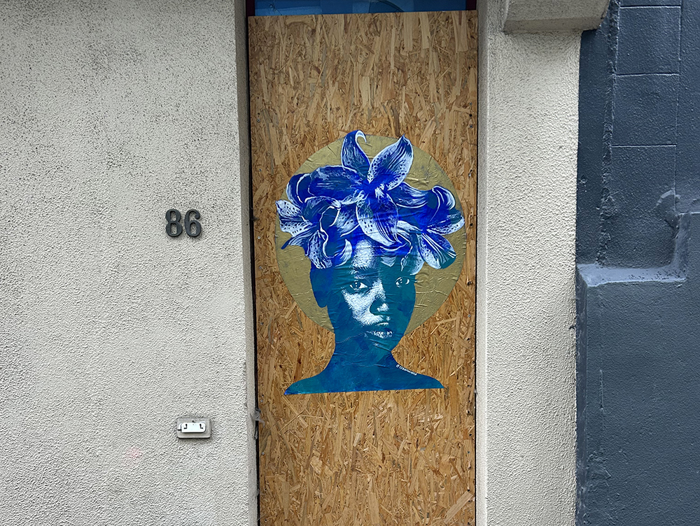 Lost Statemens, Femme Africaine à la chevelure fleurie, Nantes, France